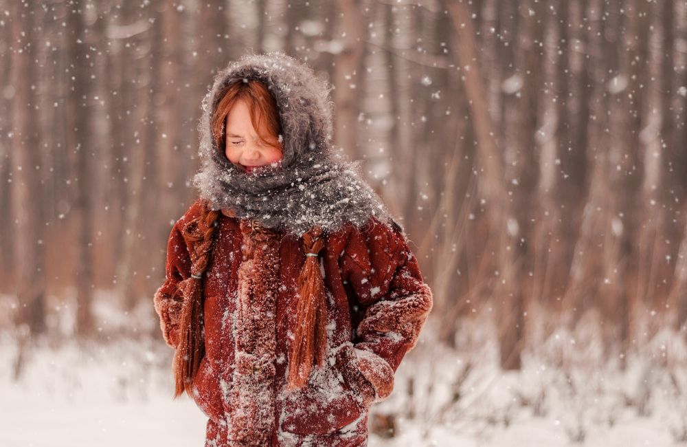 Поля поймала снежинки)