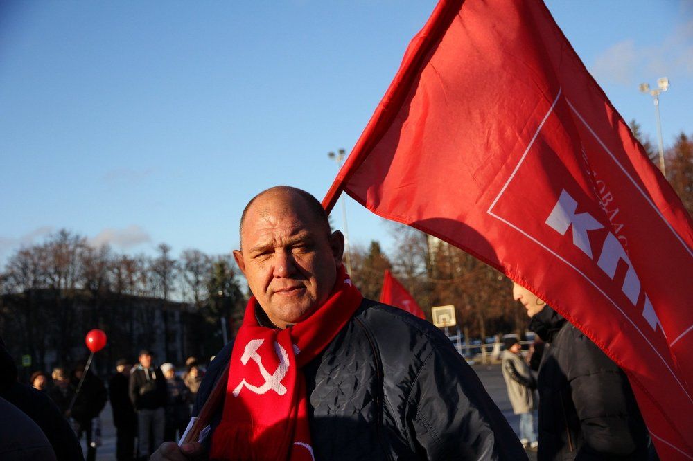 Шёл под красным знаменем...