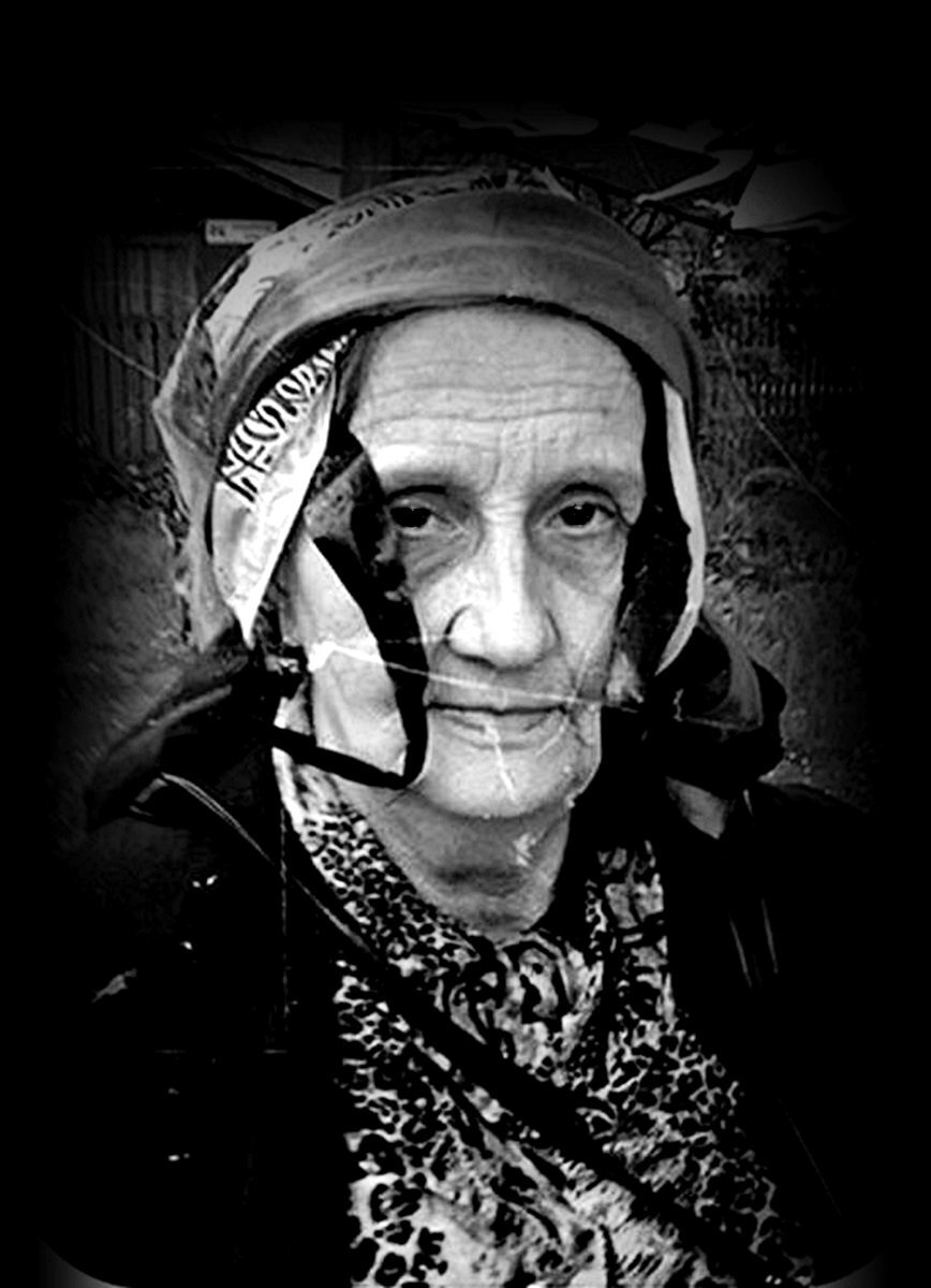 Женщина с мешком на голове