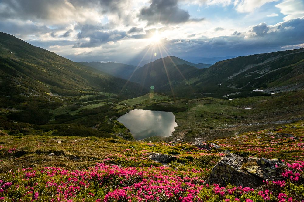 The lake between the mountains