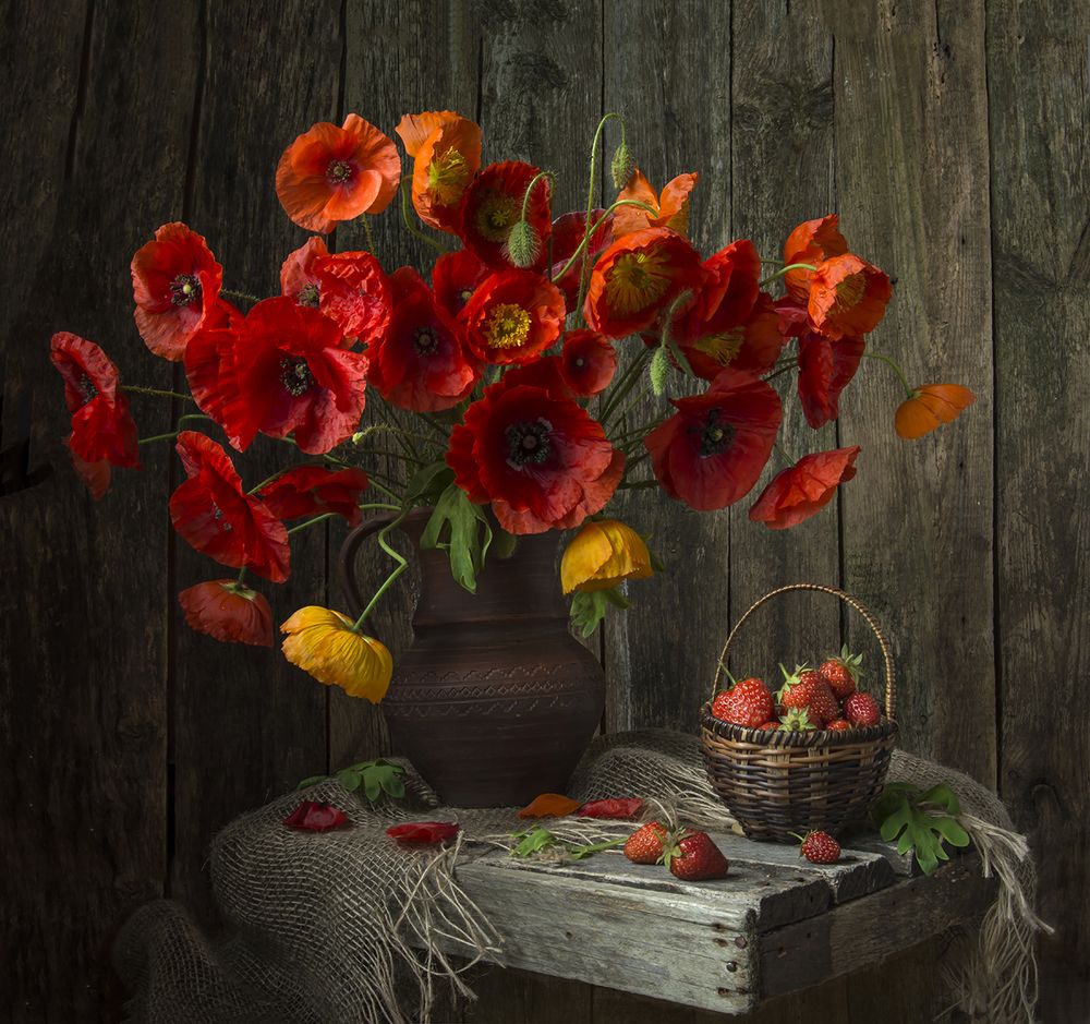 Маки с клубникой.