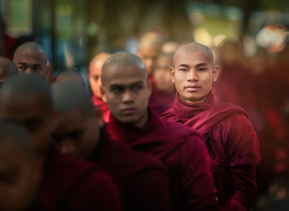 Монахи монастыря Махагандхайон