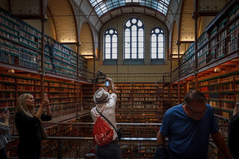 В библиотеке.