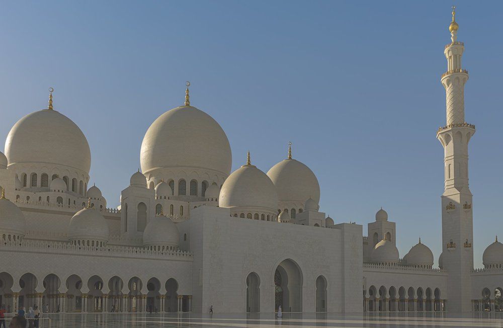 Купола и минареты белой мечети