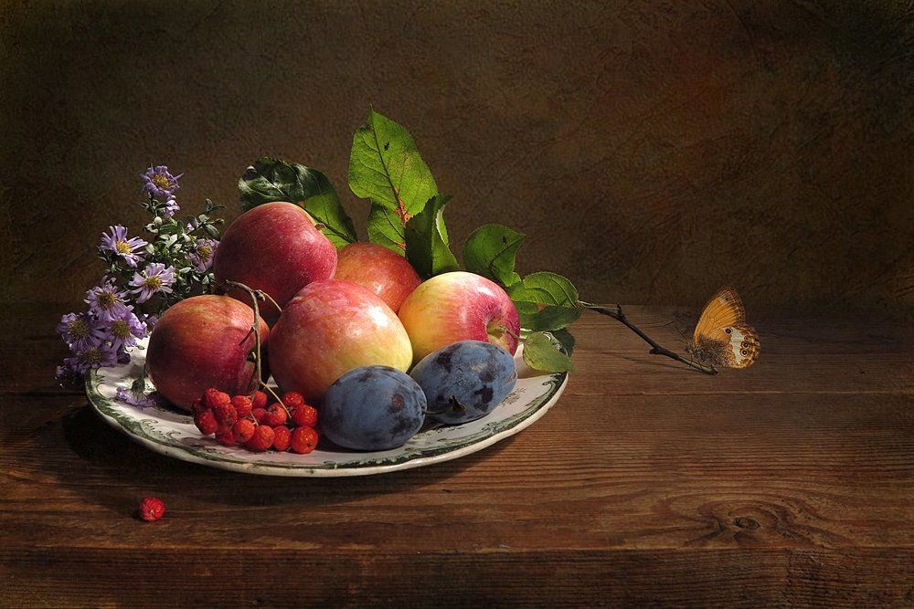 Фрукты на тарелке