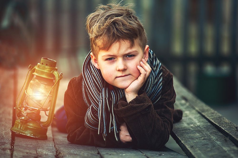 Портрет мальчика с керосиновой лампой