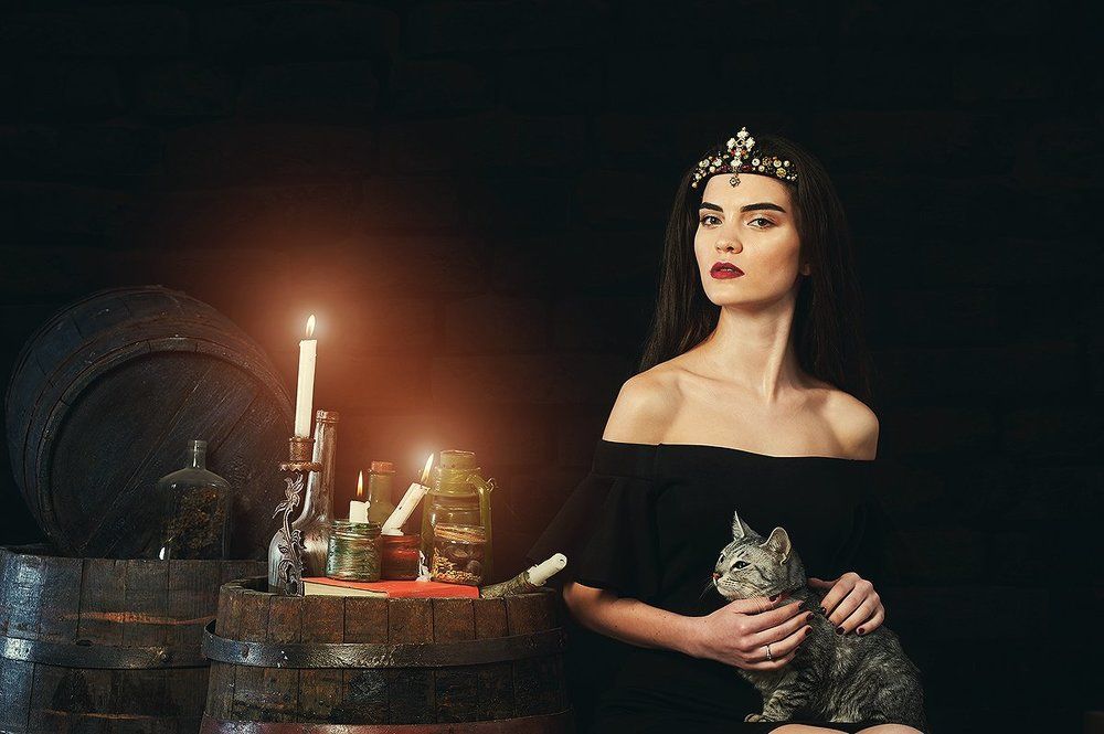 Портрет молодой женщины с кошкой