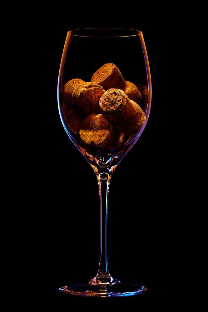 Хрустальный бокал с пробками