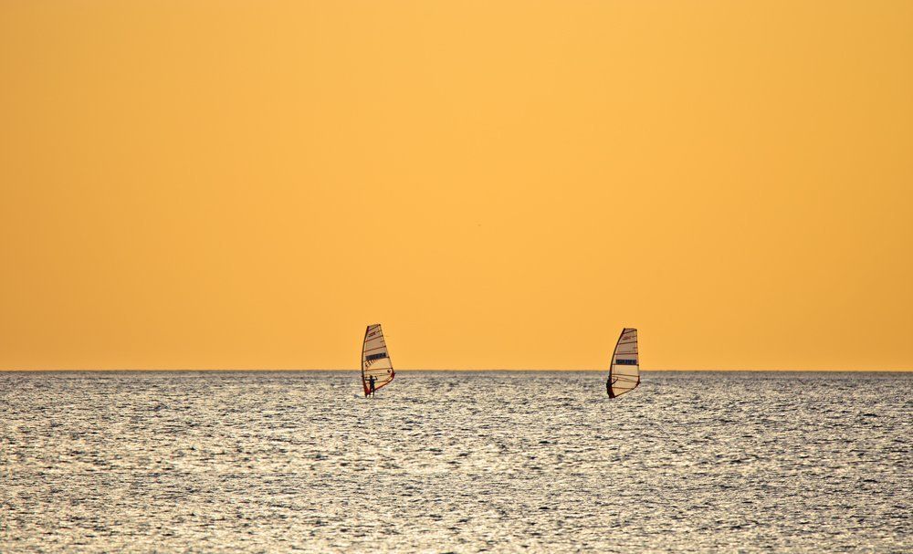 Паруса и и море на закате