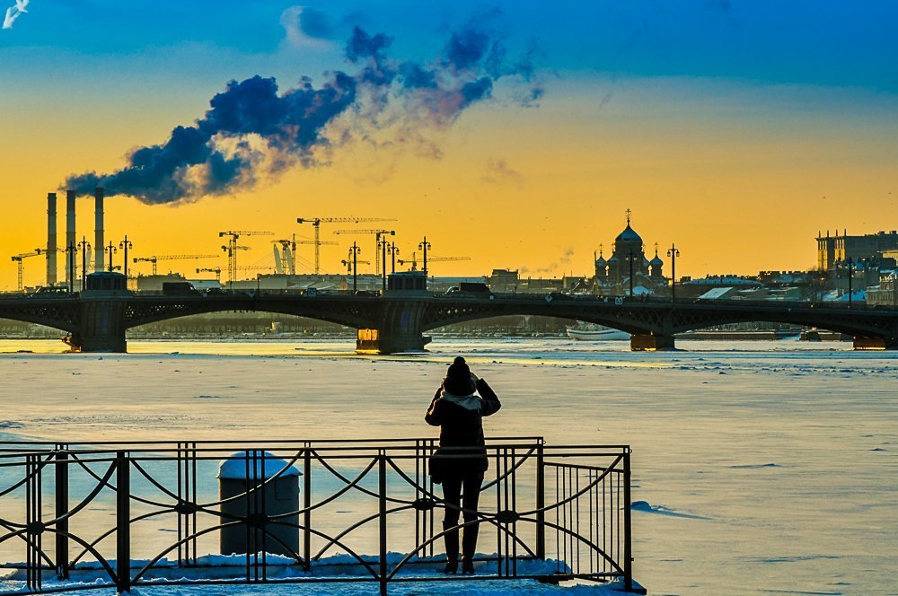 Мост, Нева и дымные трубы.