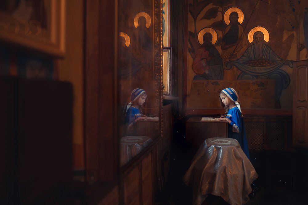 Девочка в Храме