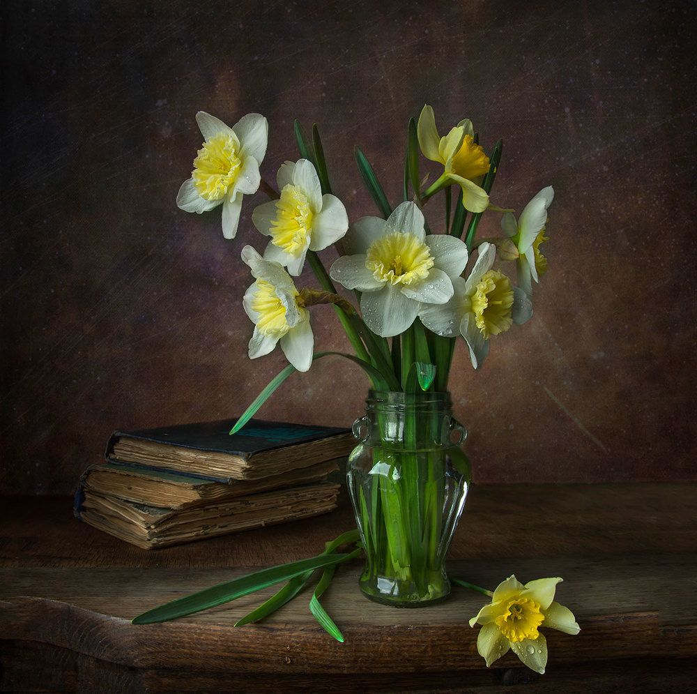 Нарциссы и книги.