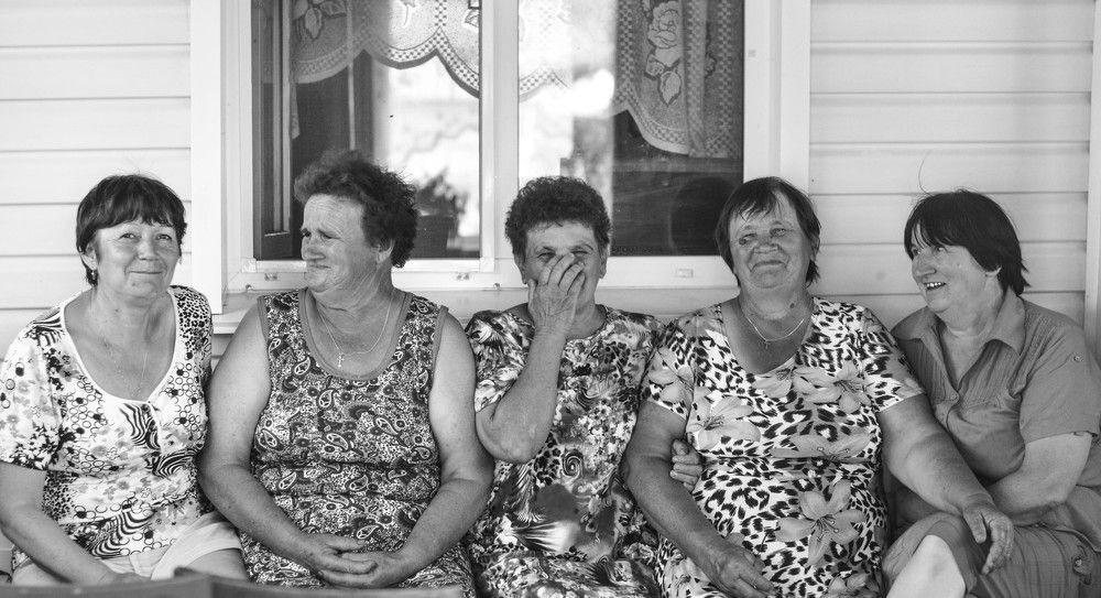 Деревенские тётушки-веселушки.