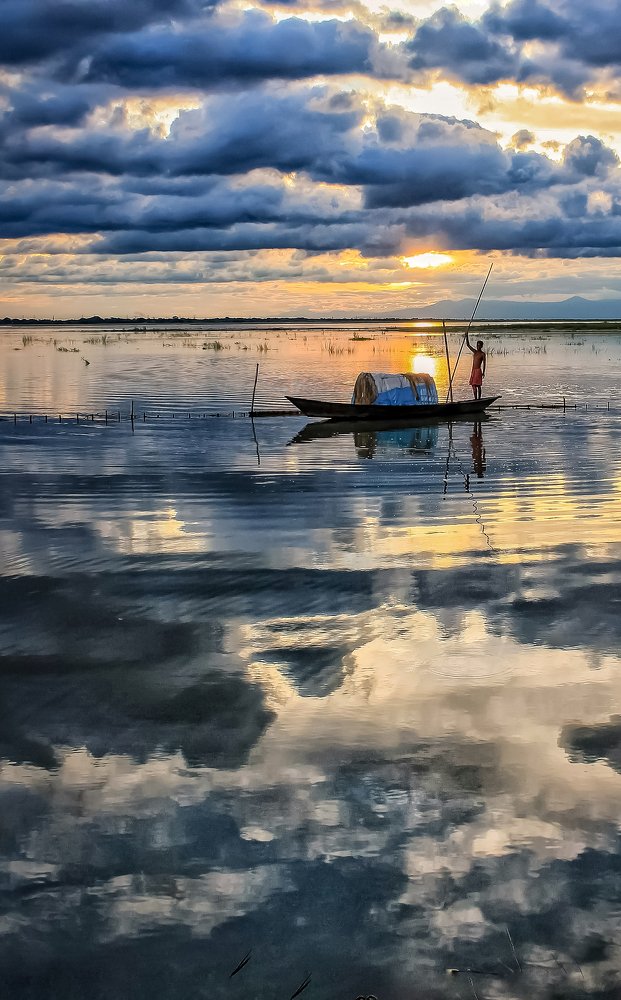 THE DROWNING SUN AND THE FLOATING BOAT