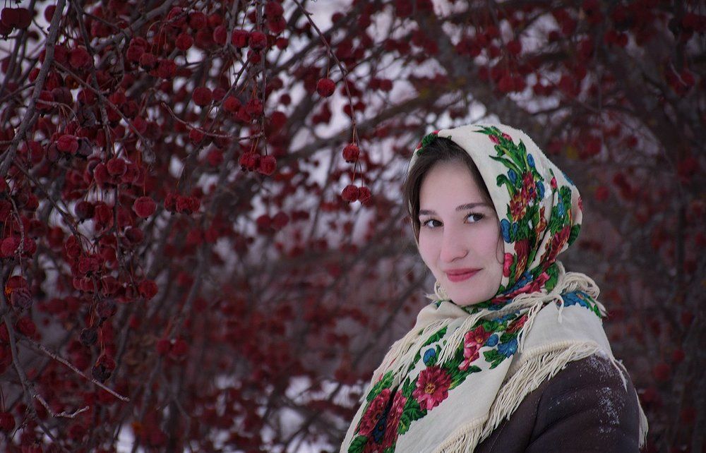 Девушка и китайская яблоня зимой