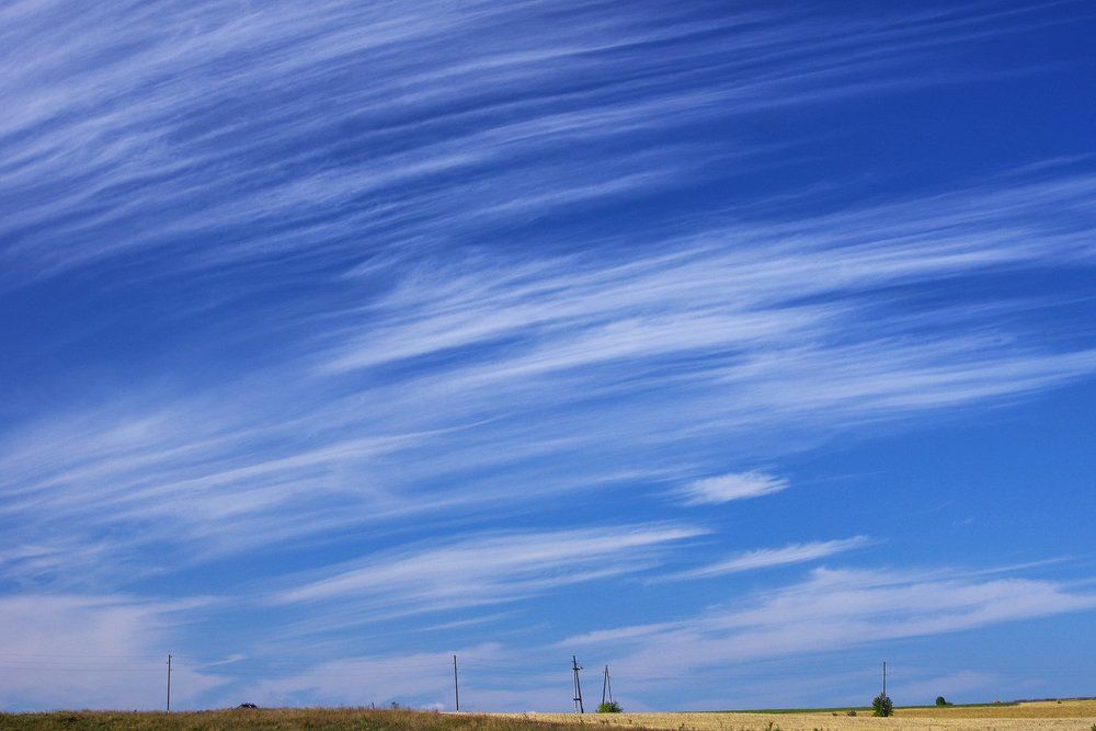 Широкими мазками облака...