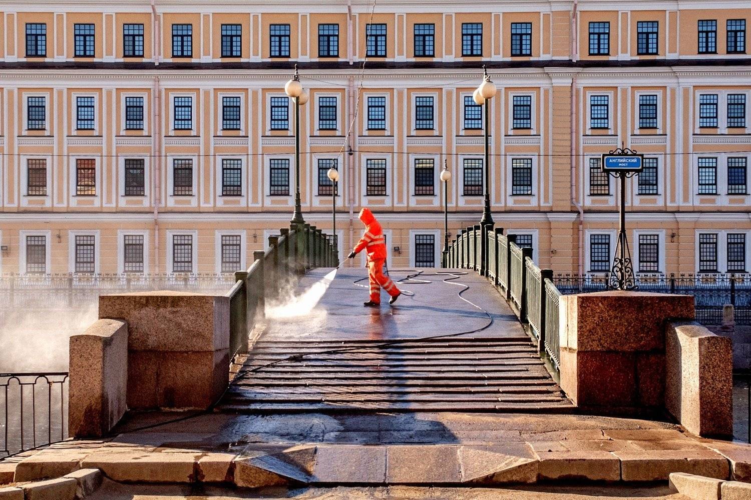 Уборка на Английском мосту.