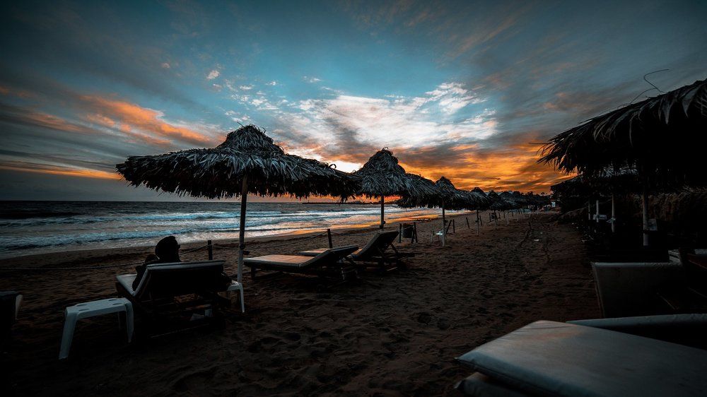 Одинокий человек на пляже