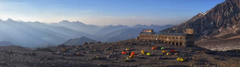 Базовый лагерь у подножия Казбека