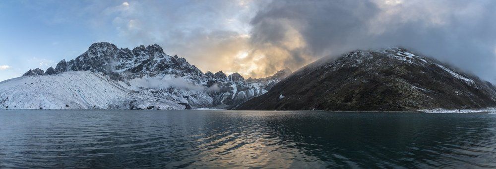 Огненный закат на озере Гокио. Трек к базовому лагерю Эвереста. Непал.