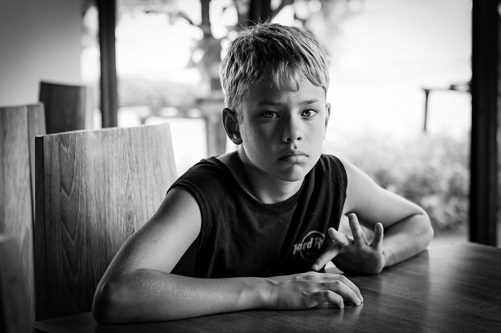 В думах парень...