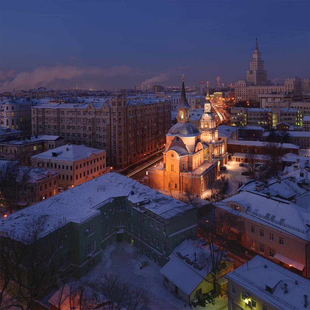 Красные Ворота в зимние предрассветные сумерки