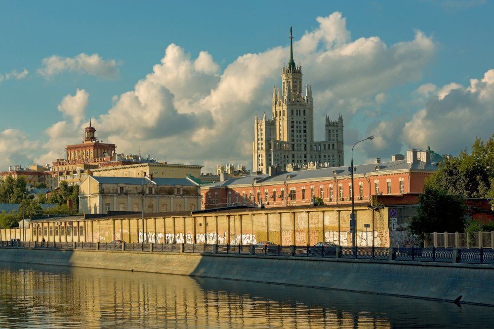 Летний вечер на Озерковской.