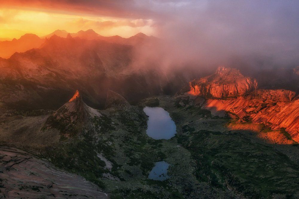 Полыхающие скалы.