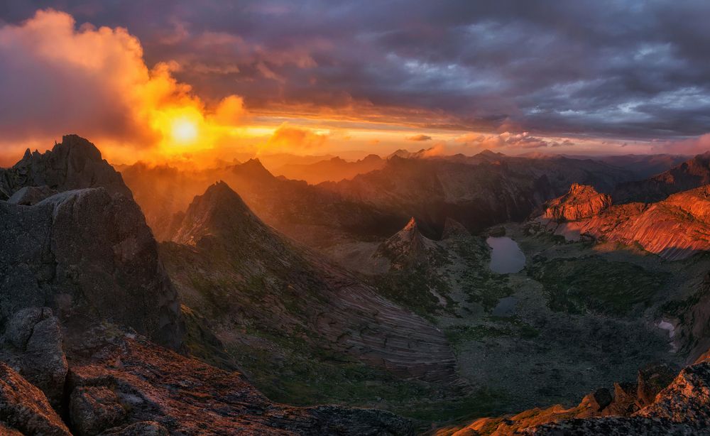 Полыхающие скалы Саян.