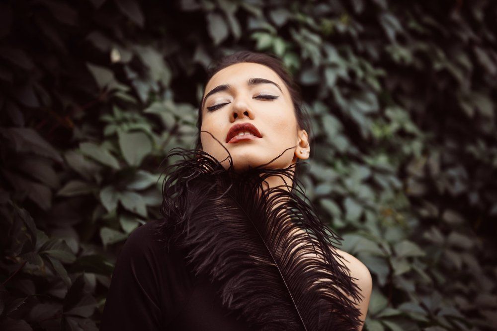 Пером прикрывая мысли