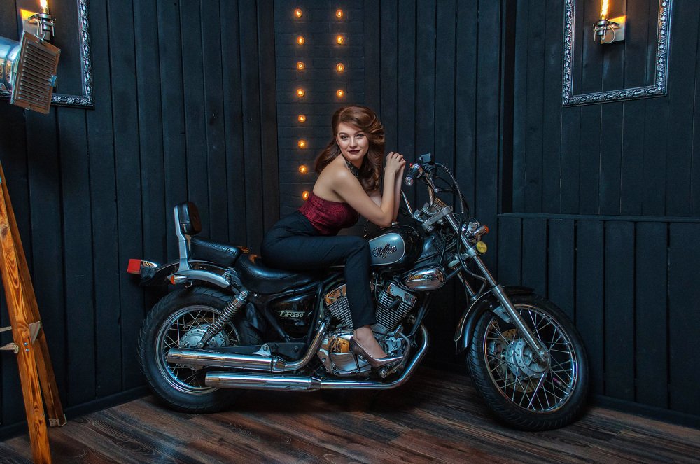 Девушка и мото