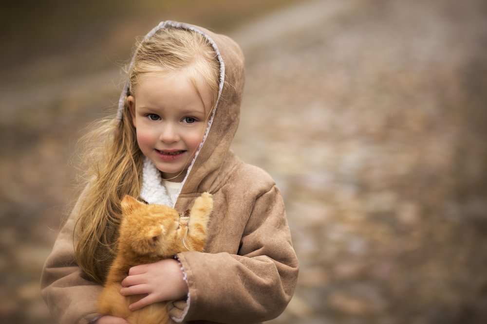 Девочка с котенком