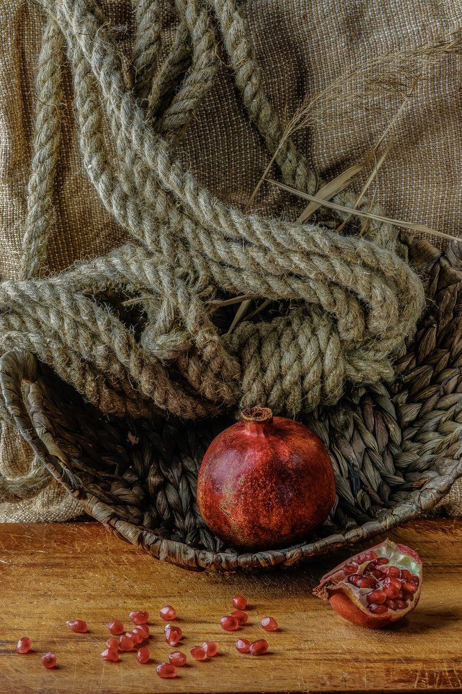 Бечёвка и гранат.