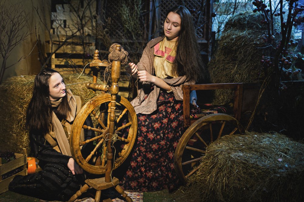 Две сестрицы под окном поздно пряли вечерком...