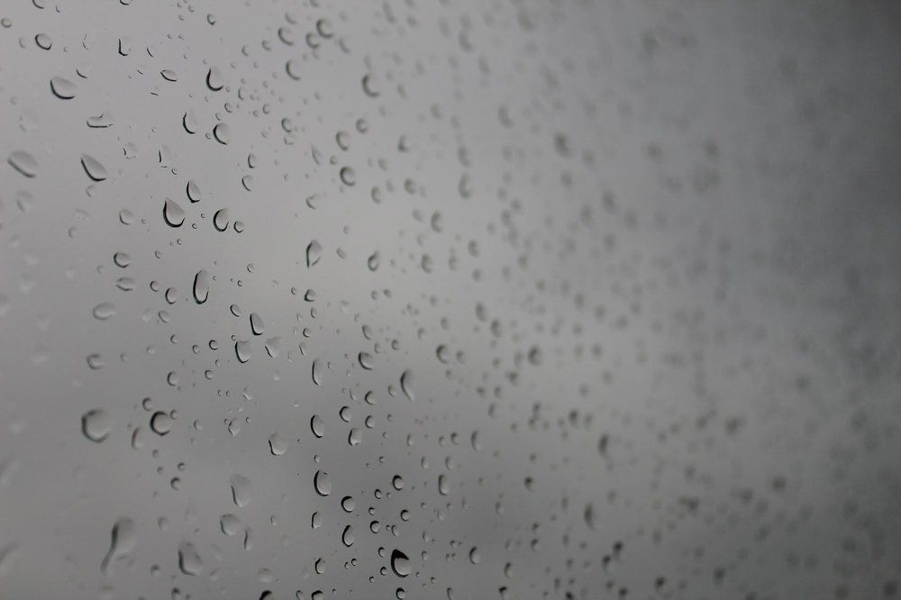 Капли на стекле