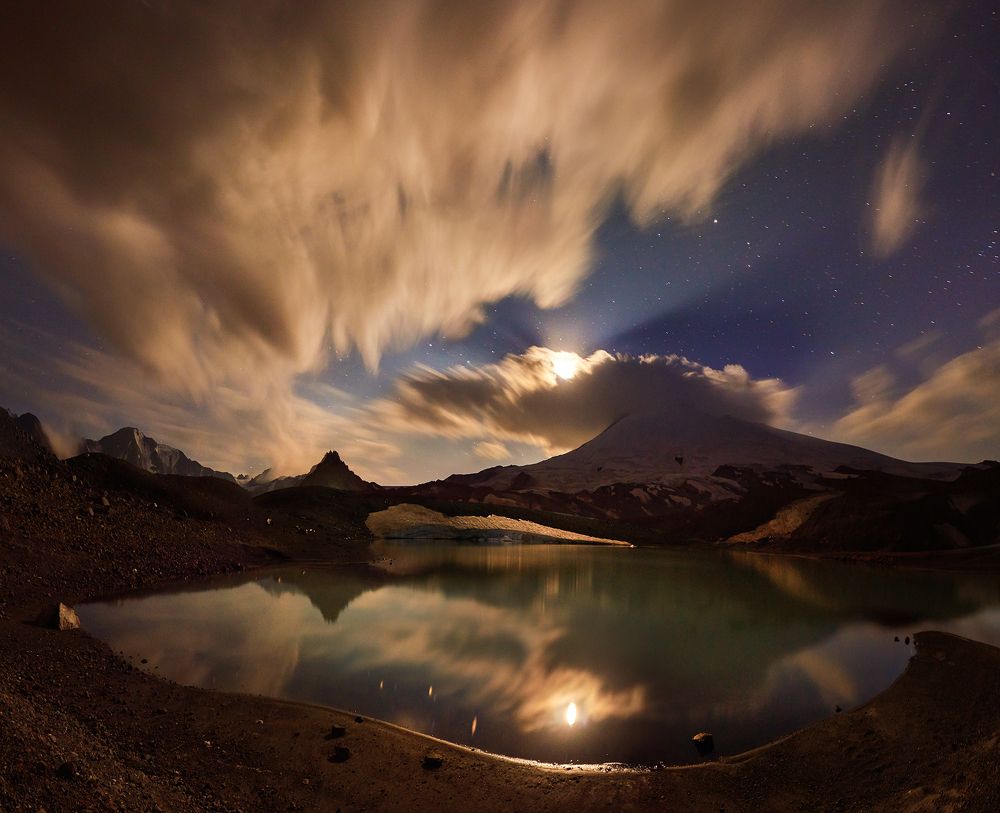 Лунная ночь под Эльбрусом