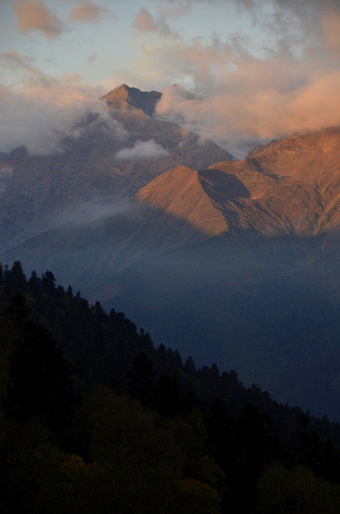 Скалистые горы, где спят облака