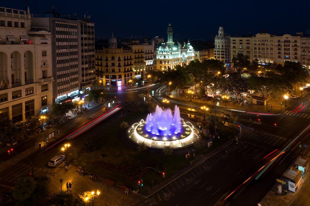 Городская площадь с фонтаном
