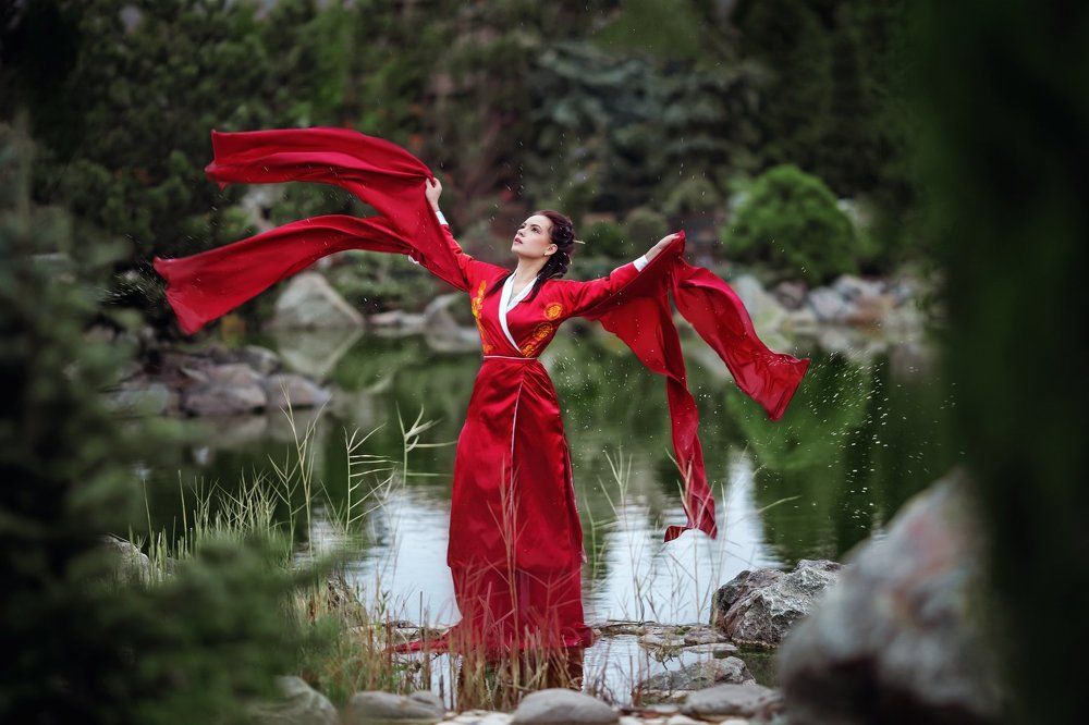 Девушка в красном кимоно