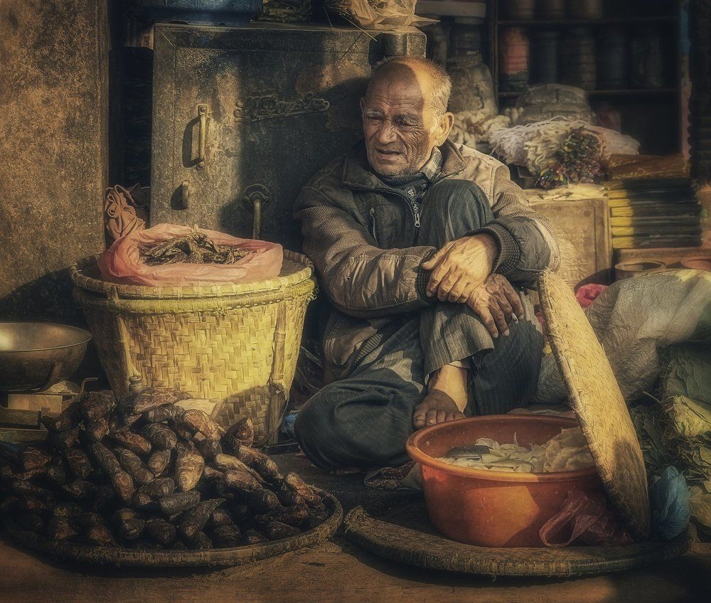 Продавец вяленой рыбы