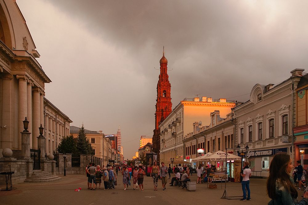 Вечерний город перед дождем.