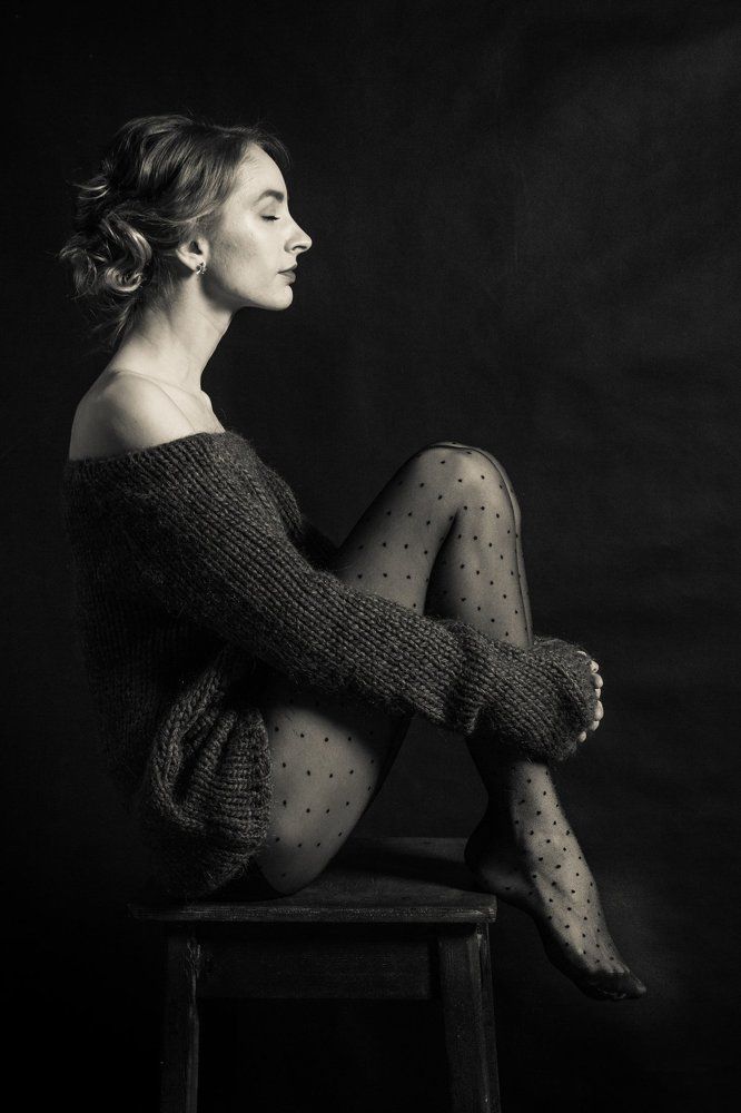 Девушка на стуле