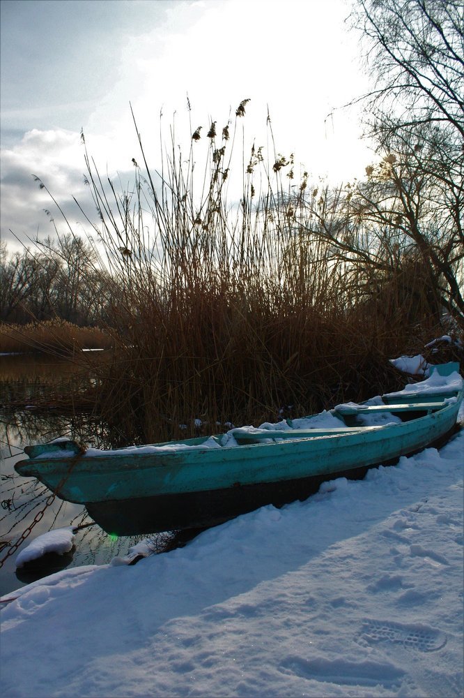 Лодка у реки