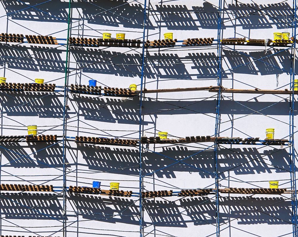 На белой стене