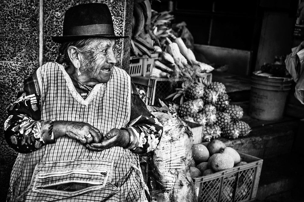 Продавщица авокадо