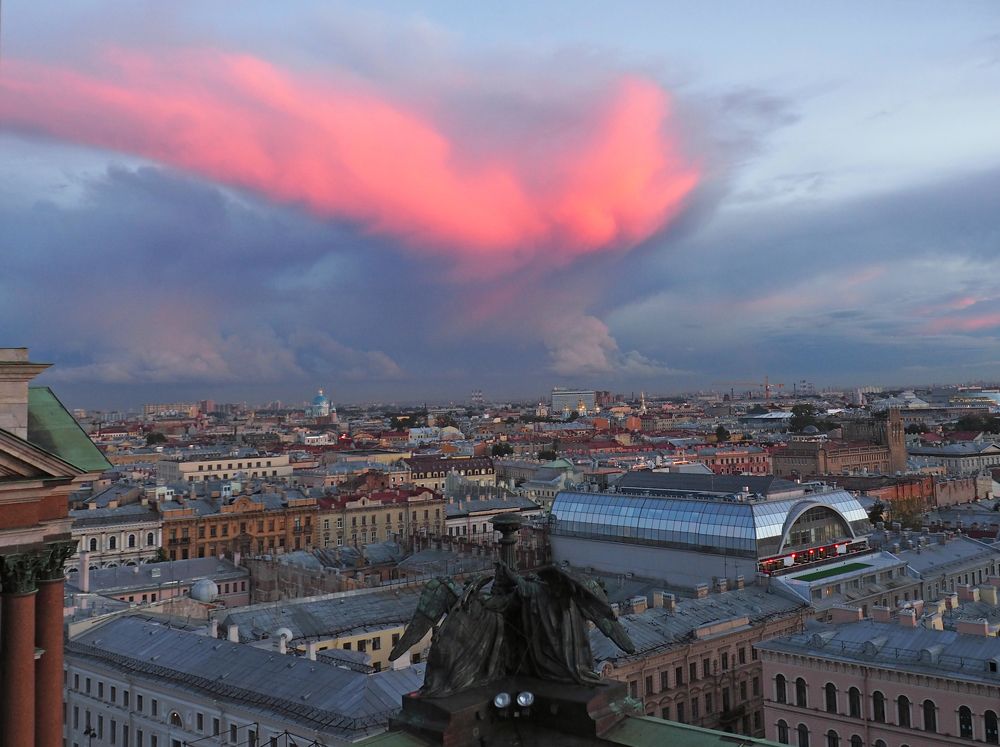 Облака над Петербургом, освещенные предзакатным солнцем