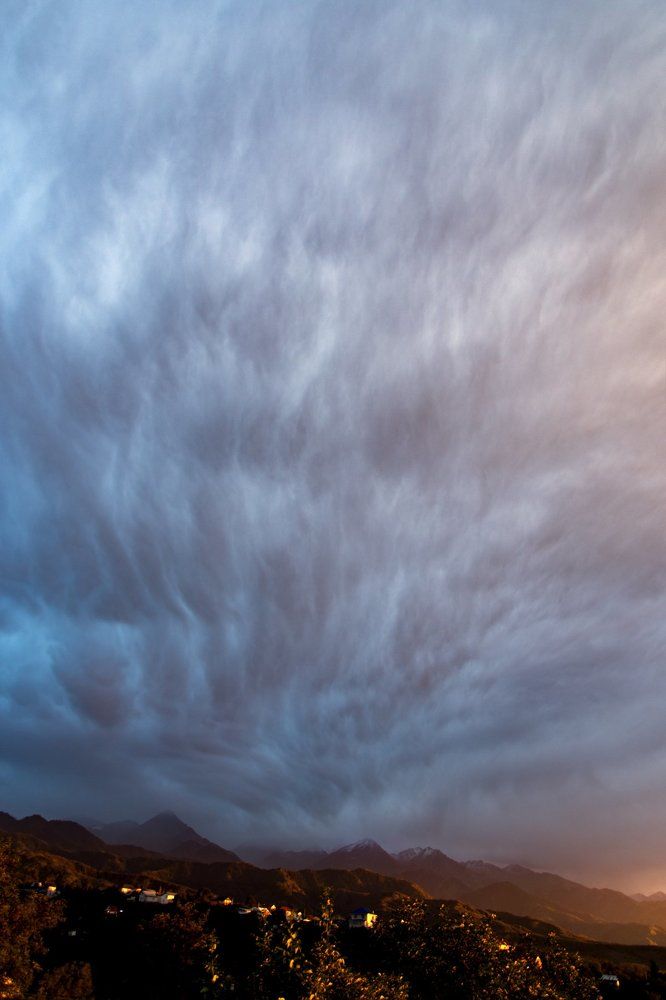 Облака над горами Алатау (Казахстан)