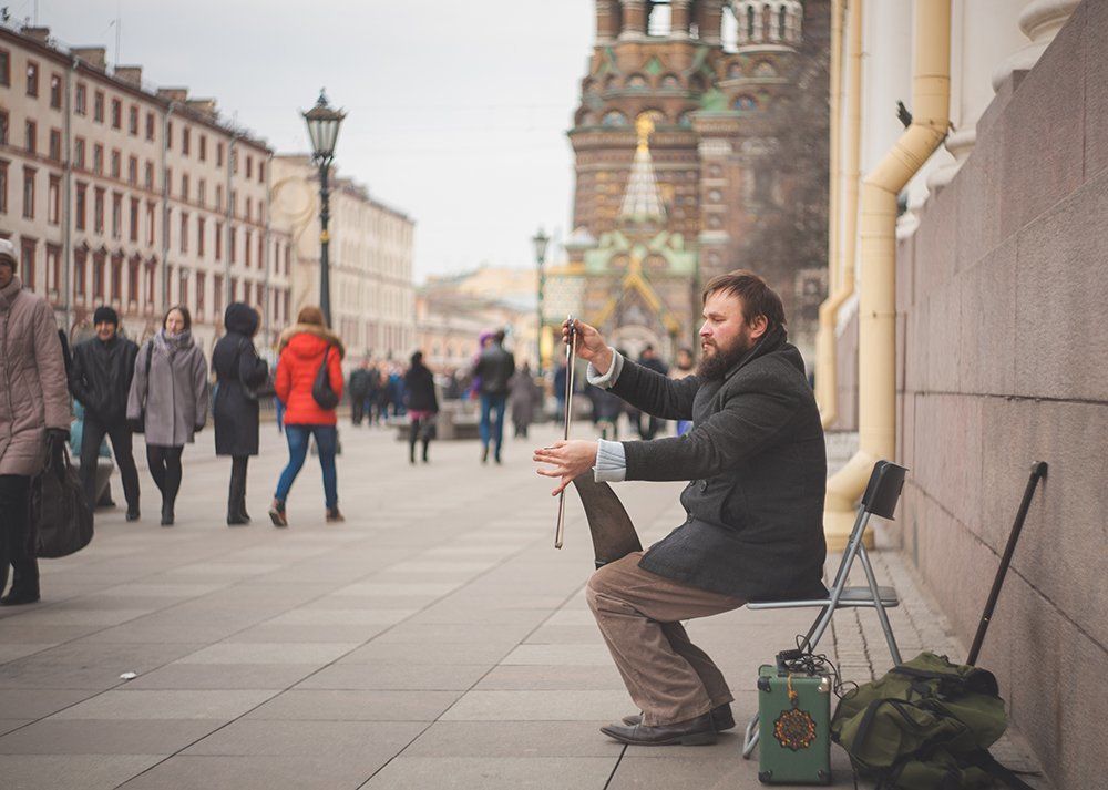 Играющий странник на канале Грибоедова