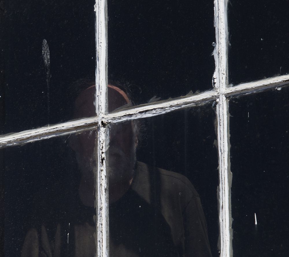 за той стороной окна