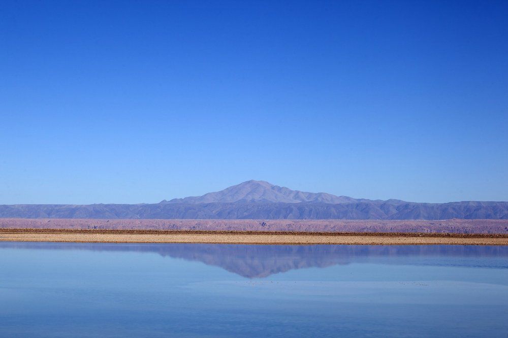 "Розовая и желтая полоса на голубом фоне"